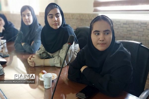 نشست صمیمی دانش‌آموز خبرنگاران فعال خبرگزاری پانا با معاون پرورشی‌ و‌ تربیت‌بدنی شهرستان‌قرچک