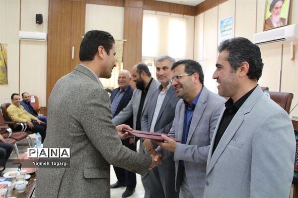 آئین تجلیل از کارمندان نمونه ادارات شهرستان مه‌ولات