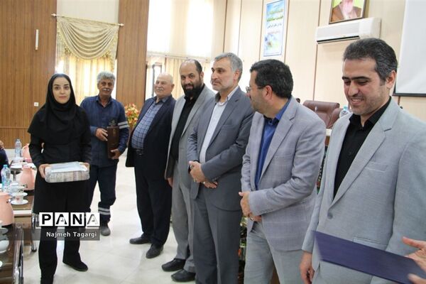 آئین تجلیل از کارمندان نمونه ادارات شهرستان مه‌ولات