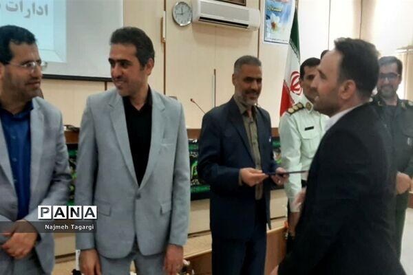 آئین تجلیل از کارمندان نمونه ادارات شهرستان مه‌ولات
