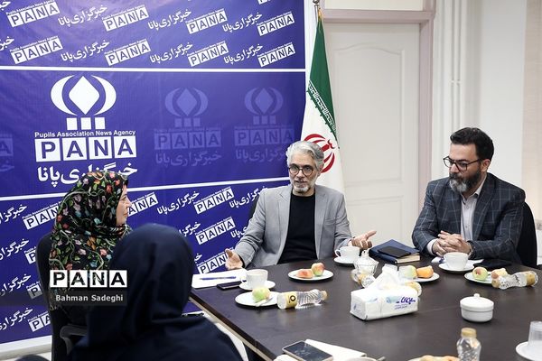 دومین میزگرد دانش‌آموزی با موضوع  بررسی نقش والدین در تربیت کودک فلسفی