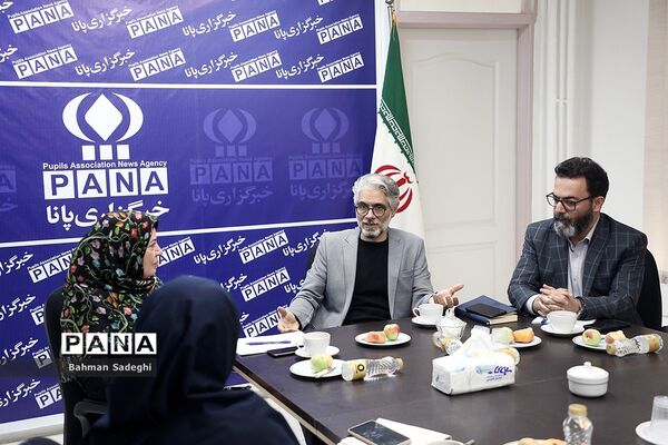 دومین میزگرد دانش‌آموزی با موضوع  بررسی نقش والدین در تربیت کودک فلسفی
