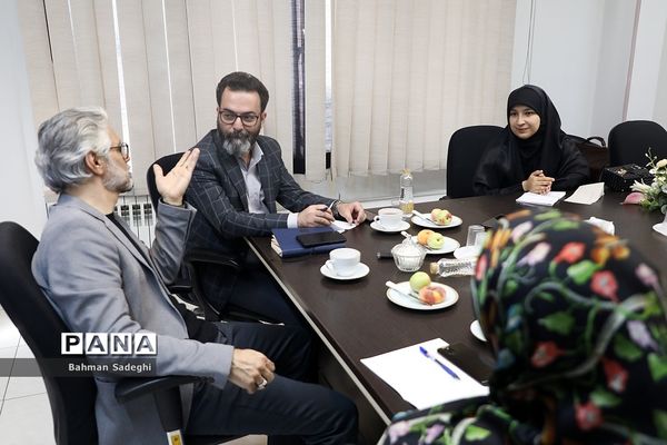 دومین میزگرد دانش‌آموزی با موضوع  بررسی نقش والدین در تربیت کودک فلسفی