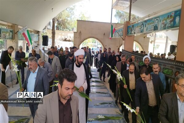 مراسم گلباران شهدا در امامزاده عماد شهرستان رباط کریم