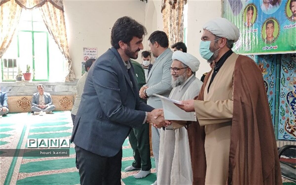 آئین تجلیل ازکارمندان نمونه آموزش  وپرورش شهرستان مانه وسملقان برگزار شد