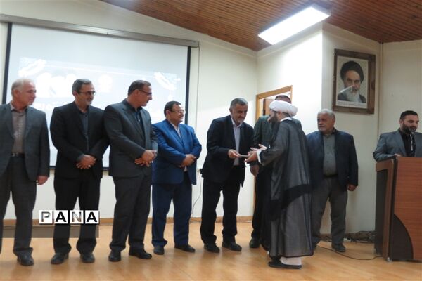 همایش تجلیل از کارمندان نمونه و دانش آموزان نخبه در میاندورود