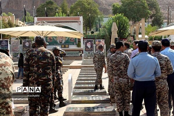 زائران اربعین حسینی در گلزارشهدای بین المللی کرمان