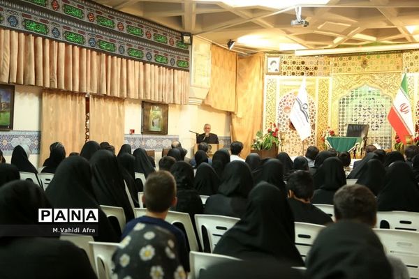 اعطای بورسیه تحصیلی به 550 دانش‌آموز موسسه دارالاکرام قم