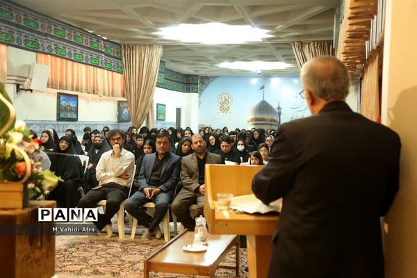 اعطای بورسیه تحصیلی به 550 دانش‌آموز موسسه دارالاکرام قم