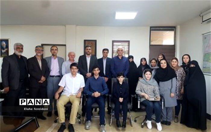 تجلیل مدیر آموزش و پرورش منطقه 4 تهران از رتبه‌های تک رقمی کنکور