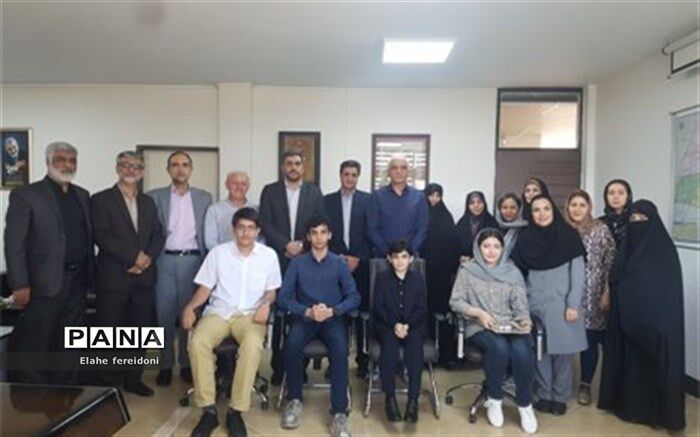 تجلیل مدیر آموزش و پرورش منطقه 4 تهران از رتبه‌های تک رقمی کنکور