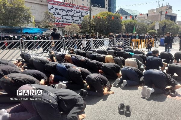 اقامه نماز ظهر و عصر اربعین حسینی در خیابان امام رضا(ع) مشهد مقدس