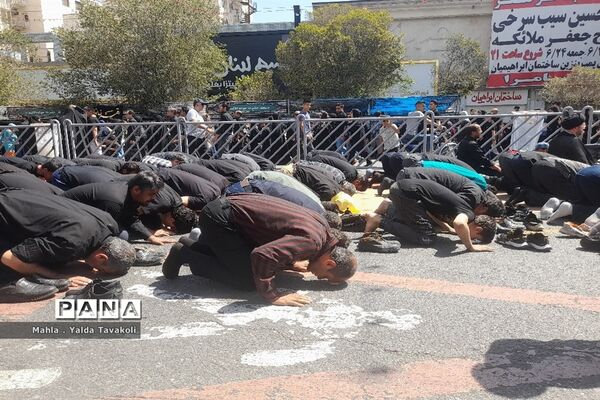 اقامه نماز ظهر و عصر اربعین حسینی در خیابان امام رضا(ع) مشهد مقدس