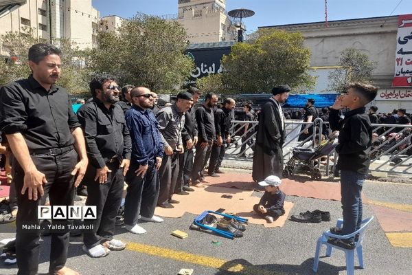اقامه نماز ظهر و عصر اربعین حسینی در خیابان امام رضا(ع) مشهد مقدس