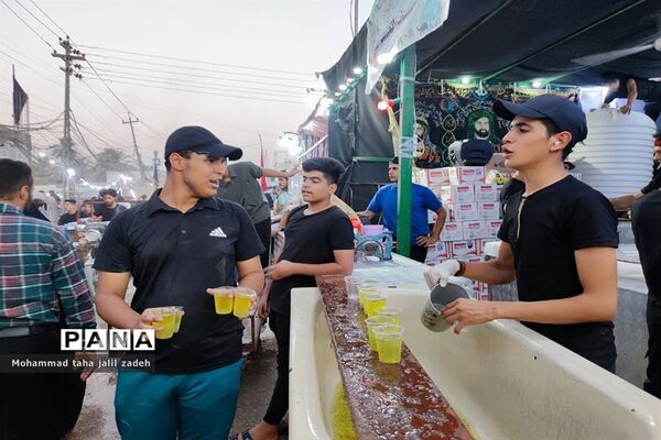 مهمان‌نوازی و ارائه خدمات توسط خادمان به زائران حرم امام حسین (ع) در مسیر پیاده‌روی اربعین