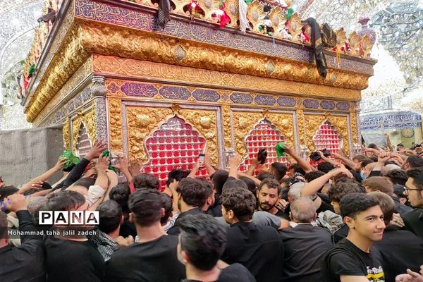 جمعیت کم نظیر مردم  در حرم امام حسین(ع) و حضرت عباس(ع)