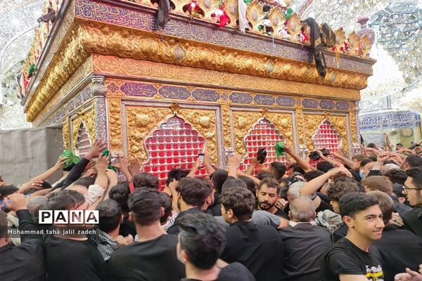 جمعیت کم نظیر مردم  در حرم امام حسین(ع) و حضرت عباس(ع)