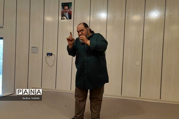 برگزاری کلاس نقالی و شاهنامه خوانی در دوره‌توانمندسازی هنرهای نمایشی در رودهن