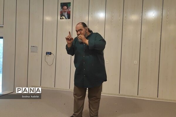 برگزاری کلاس نقالی و شاهنامه خوانی در دوره‌توانمندسازی هنرهای نمایشی در رودهن