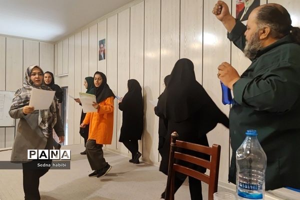 برگزاری کلاس نقالی و شاهنامه خوانی در دوره‌توانمندسازی هنرهای نمایشی در رودهن