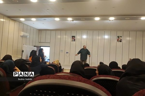 برگزاری کلاس نقالی و شاهنامه خوانی در دوره‌توانمندسازی هنرهای نمایشی در رودهن