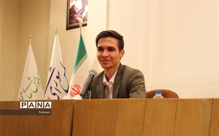 مهاجرت دائمی نخبگان از کشور خیانت به ملت ایران است