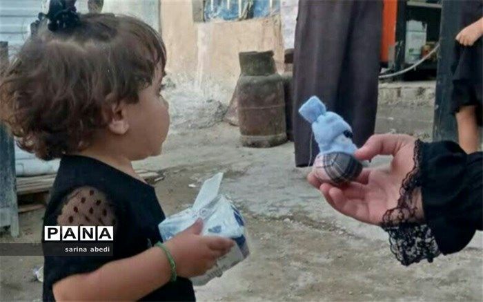 اهدا هدایای دختران ناحیه 7 مشهد مقدس به کودکان عراقی