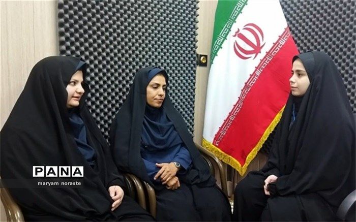 آیین تجلیل از دو معلم دبستان شهید آزموده جهت انجام فعالیت‌های فوق برنامه/فیلم