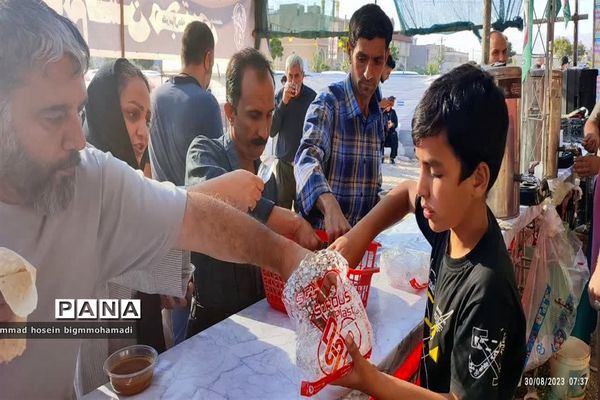 ارائه خدمات موکب‌ها به زائران حسینی  در مسیر کربلا