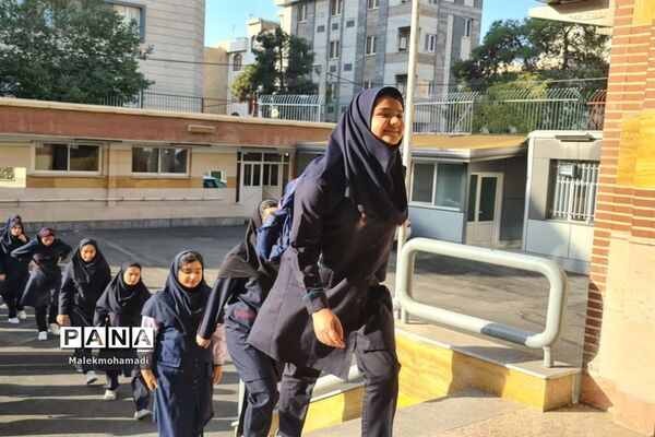 مانور بازگشایی مدرسه در دبیرستان فرهنگ منطقه ۱۳
