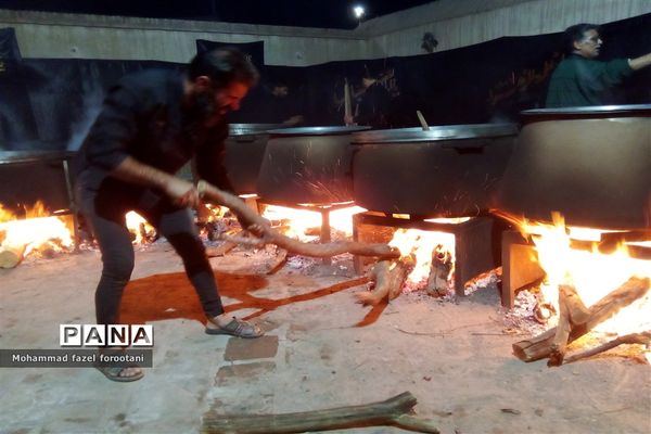طبخ غلور در شب اربعین به رسم هرساله در خراسان جنوبی