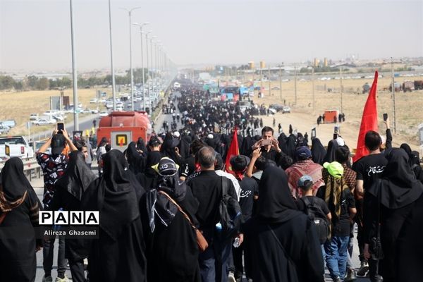 مراسم پیاده‌روی دل‌های اربعین در شهر اراک