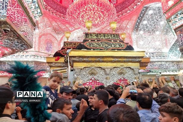 حال و هوای حرم ائمه معصومین در راهپیمایی اربعین