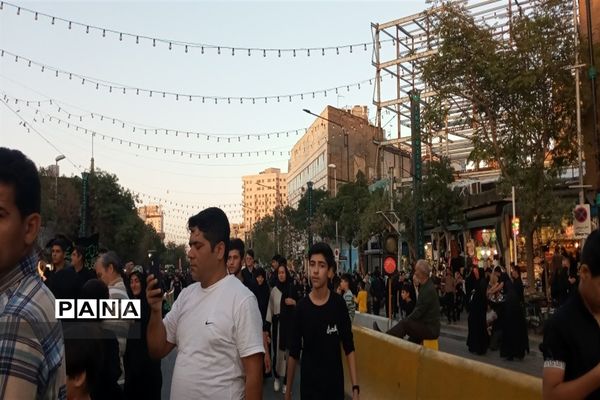 پیاده‌روی جاماندگان اربعین حسینی در مشهد مقدس