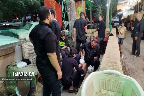 پذیرایی از مردم در چایخانه حسینی اهرستان یزد