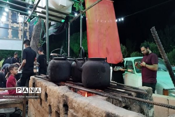 پذیرایی از مردم در چایخانه حسینی اهرستان یزد