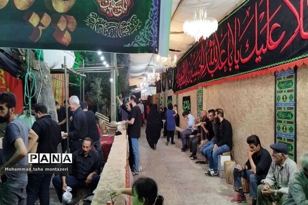 پذیرایی از مردم در چایخانه حسینی اهرستان یزد