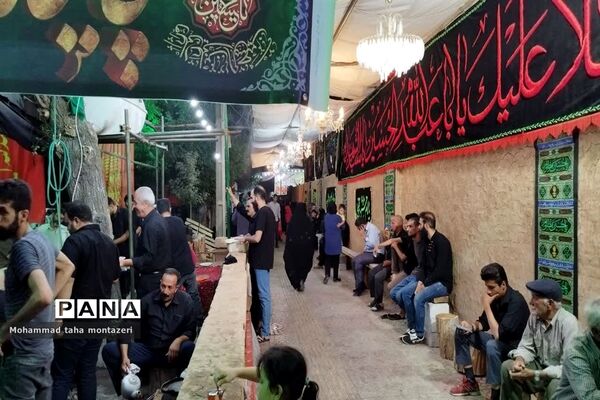 پذیرایی از مردم در چایخانه حسینی اهرستان یزد