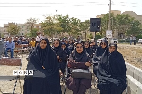 آیین کلنگ‌زنی مجتمع تجاری تخصصی بانوان در شهرستان گلبهار
