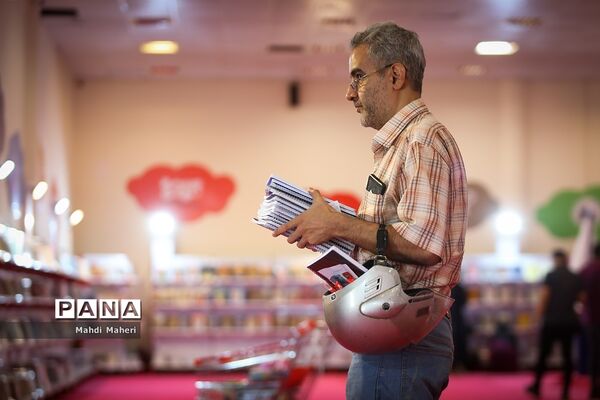 افتتاحیه نهمین نمایشگاه ایران نوشت