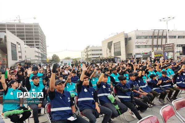 نوجوانان مشهدی خادم زائران و مجاوران امام مهربانی‌ها