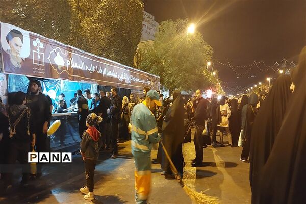 حال و هوای خیابان امام رضا (ع) در شب شهادت کریم اهل بیت و امام مهربانی‌ها