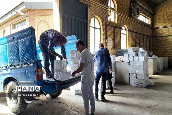 توزیع کتاب‌های آموزشی در هنرستان شهید چمران ملارد