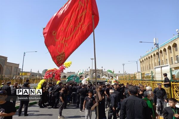 پیاده‌روی عاشقان امام رضا (ع) به سمت حرم مطهر رضوی