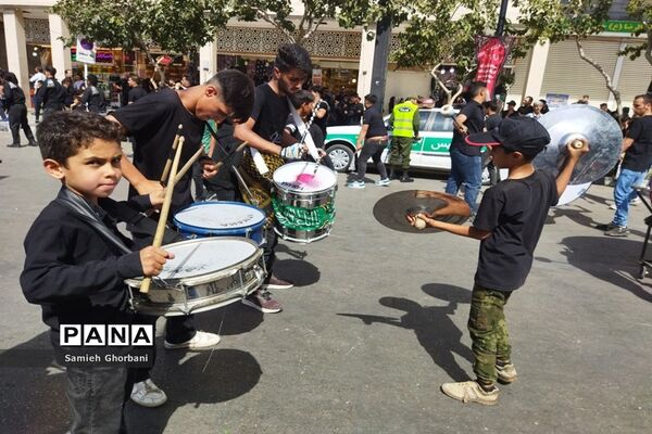 پیاده‌روی عاشقان امام رضا (ع) به سمت حرم مطهر رضوی