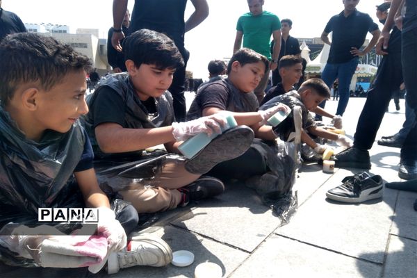 خدمت‌رسانی موکب داران و عاشقان حسینی به زائران امام رضا (ع) در عرصه میدان شهدا