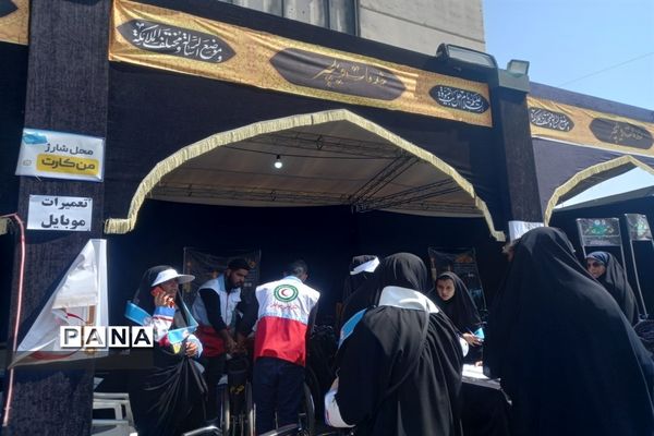 خدمت‌رسانی موکب داران و عاشقان حسینی به زائران امام رضا (ع) در عرصه میدان شهدا