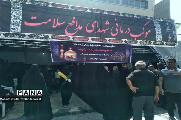 خدمت‌رسانی موکب داران و عاشقان حسینی به زائران امام رضا (ع) در عرصه میدان شهدا