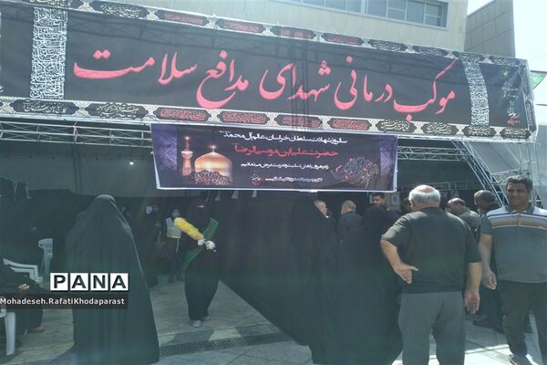 خدمت‌رسانی موکب داران و عاشقان حسینی به زائران امام رضا (ع) در عرصه میدان شهدا
