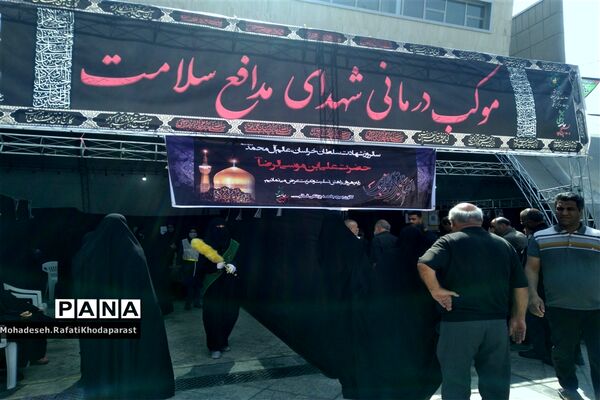 خدمت‌رسانی موکب داران و عاشقان حسینی به زائران امام رضا (ع) در عرصه میدان شهدا
